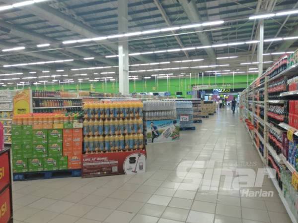 Keadaan di pasar raya sekitar Seksyen 13 lenggang dan terkawal.