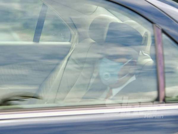 Tengku Razaleigh dilihat keluar dengan menaiki Mercedes-Benz berwarna hitam menerusi Pintu 2 Istana Negara, hari ini.