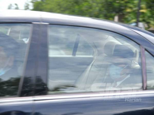 Tengku Razaleigh dilihat keluar dengan menaiki Mercedes-Benz berwarna hitam menerusi Pintu 2 Istana Negara, hari ini.