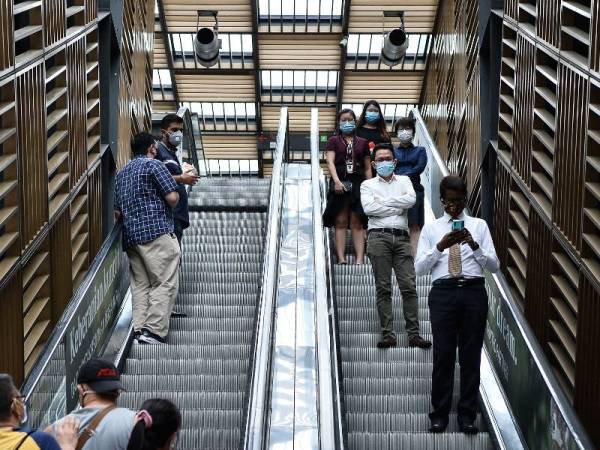 Warga Ibu Kota memakai pelitup muka ketika berada di tempat awam bagi mengelak dijangkiti virus COVID-19 ketika tinjauan hari ini.- Foto Bernama