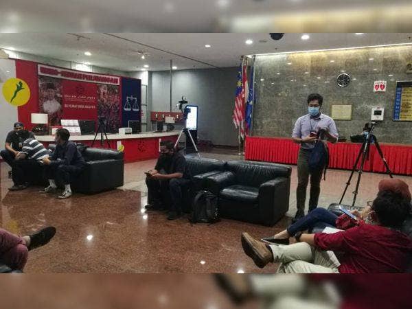 Petugas media mula berkumpul seawal jam 8 malam di PWTC, Kuala Lumpur hari ini.
