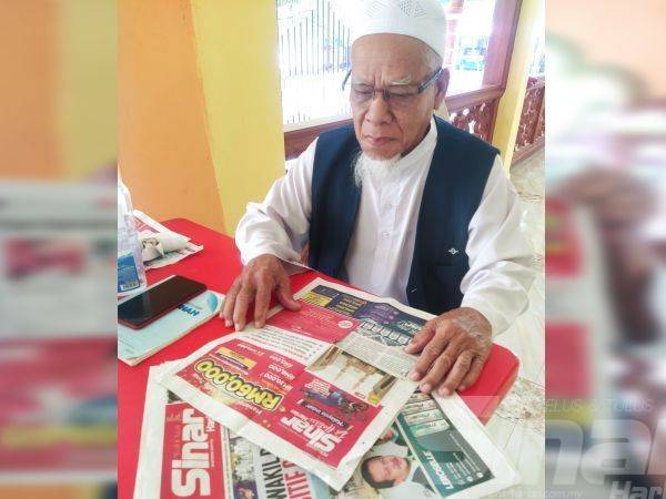 Shafie membaca dengan teliti soalan Peraduan Sinar Harian Di Hatiku ketika waktu senggangnya di Masjid As-Sholihin, Taman Saga Indah, Jalan Alor Mengkudu dekat Alor Setar semalam.