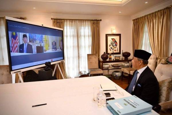 Di sebalik kepanasan suhu politik tanah air, Perdana Menteri Tan Sri Muhyiddin Yassin meneruskan tugasnya seperti kebiasaan.