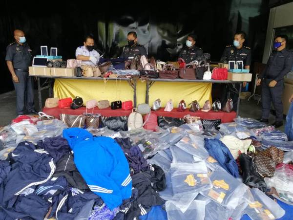 Muhamad Zikril (dua, kiri) ditemui pemberita selepas Majlis Pelupusan Ekshibit Perdana KPDNHEP Selangor sempena Hari Penguat kuasa Ke-48, Shah Alam hari ini.
