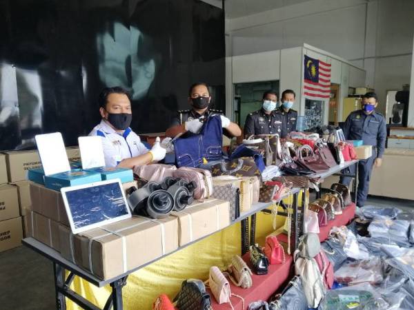 Muhamad Zikril (kiri) ditemui pemberita selepas Majlis Pelupusan Ekshibit Perdana KPDNHEP Selangor sempena Hari Penguatkuasa Ke-48, Shah Alam hari ini.