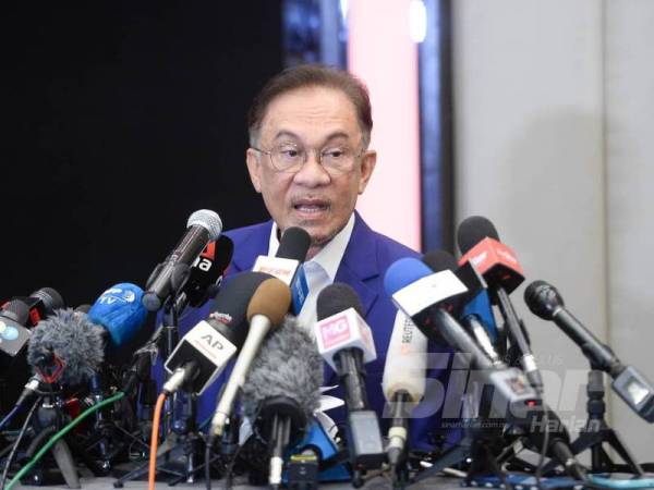 Anwar pada sidang media khas di sebuah hotel di ibu negara, semalam. - Foto: ROSLI TALIB