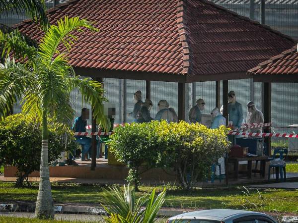 Kakitangan KKM kelihatan sibuk melakukan ujian saringan COVID-19 kepada para banduan di Kompleks Penjara Seberang Perai hari ini. Foto Bernama