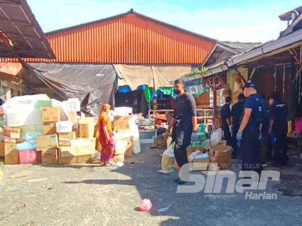 Peniaga mula mengemaskan barangan jualan selepas diperintahkan untuk mengosongkan premis tersebut sebelum dirobohkan.