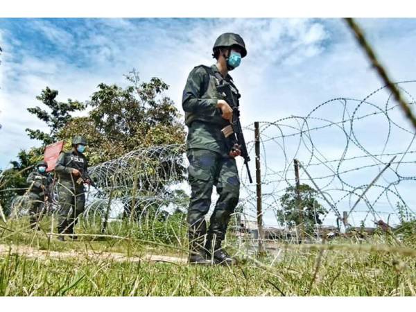 Anggota PGA Batalion 7 melakukan rondaan di kawasan lokasi panas yang aktif dengan kegiatan penyeludupan.