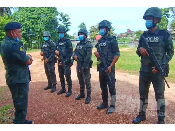 Azhari (kiri) sentiasa turun padang meninjau gerak kerja anggotanya yang melakukan penugasan di sempadan Malaysia-Thailand.