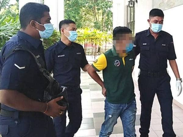 Tertuduh dibawa anggota polis ketika di Mahkamah Majistret Kulim hari ini.