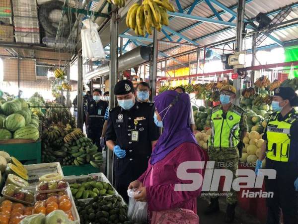 Mohd Haris mengetuai Ops Bersepadu Pematuhan Covid-19 di Pasar Borong Tani, Penampang.