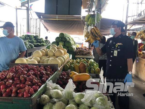 Mohd Haris mengetuai Ops Bersepadu Pematuhan Covid-19 di Pasar Borong Tani, Penampang.