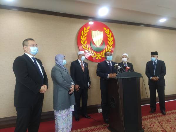 Presiden Persatuan Bolasepak Kedah (KFA), Muhammad Sanusi Md Noor (tengah) pada sidang akhbar selepas mempengerusikan Mesyuarat Majlis Kerajaan Negeri (Exco) di Wisma Darul Aman, Alor Setar hari ini.