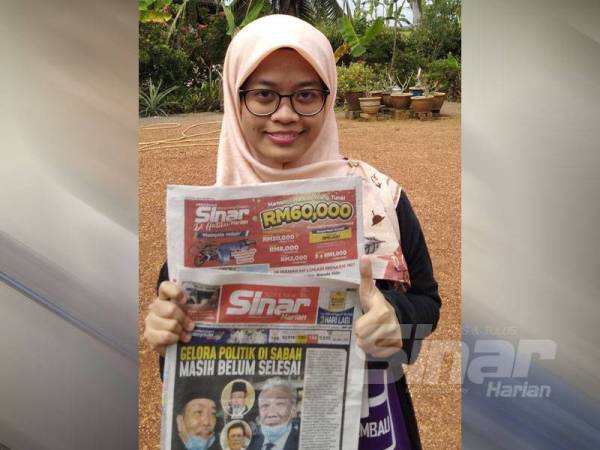 Siti Izzatie menunjukkan borang Peraduan Sinar Harian Di Hatiku yang menarik minatnya untuk mencuba nasib.