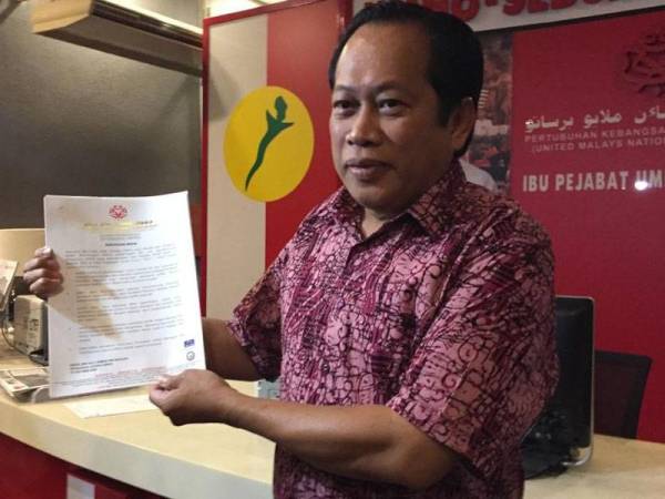 Ahmad menunjukkan kenyataan yang diputuskan pada Mesyuarat Biro Politik Majlis Tertinggi UMNO di Menara Datuk Onn, Kuala Lumpur malam kelmarin.