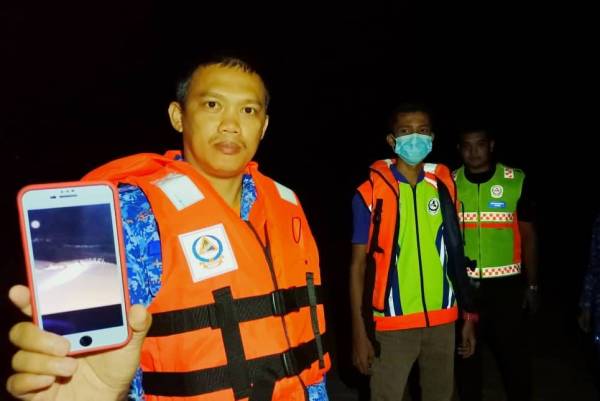 Anggota APM Pasir Puteh menunjukkan buaya tembaga yang muncul di Pantai Bisikan Bayu.