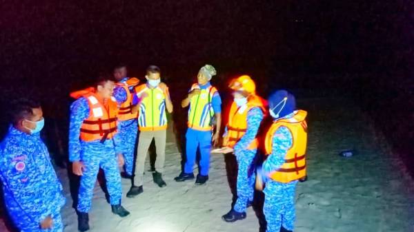 Anggota APM Pasir Puteh berada di lokasi kejadian lebih dua jam untuk membuat pemerhatian.