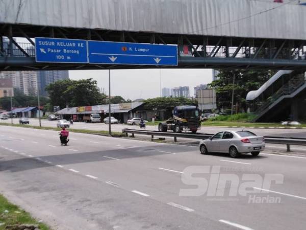 Keadaan trafik di KM14 Jalan KL-Ipoh dari arah Rawang ke Kuala Lumpur hari ini kembali lancar selepas IPD Gombak menamatkan sekatan jalan raya dalam tempoh PKPB yang bermula semalam.