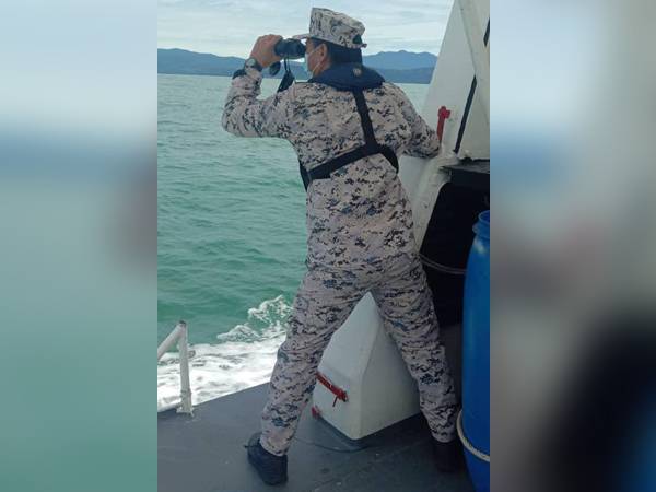 Anggota APMM melakukan operasi mencari dan menyelamat mangsa yang hilang di perairan Pulau Keramat, Kampung Rampaian Laut, Kota Belud.