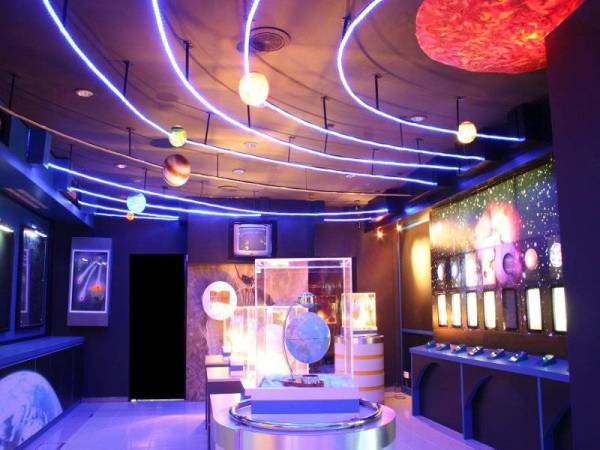 Galeri sistem suria yang menarik dan menggunakan teknologi.