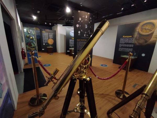 Antara peralatan yang digunakan untuk mencerap hilal seperti teleskop antik itu.