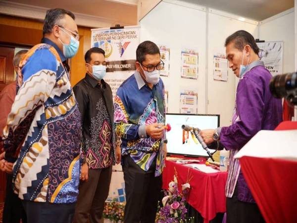 Ahmad Faizal (dua, kanan) melawat ruang pameran inovasi sempena Sambutan Hari Inovasi Peringkat Negeri Perak di Dewan Bankuet Bangunan Perak Darul Ridzuan, Ipoh hari ini. - Foto Pejabat Menteri Besar Perak