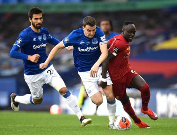 Aksi Liverpool dan Everton di Goodison Park, Jun lalu yang berkesudahan kedua-dua pasukan terikat tanpa jaringan. -Foto: Soccerladuma.com za
