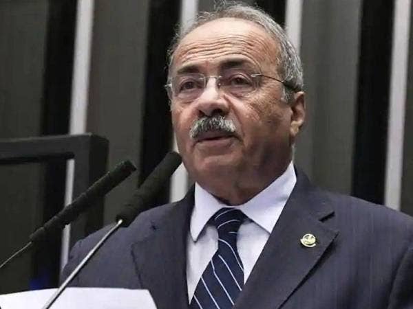 Polis menemui wang sebanyak 30,000 real (RM22,217.48) dalam seluar dalam Chico Rodrigues di rumahnya di negeri Roraima, Brazil pada Rabu lalu. - Foto AFP