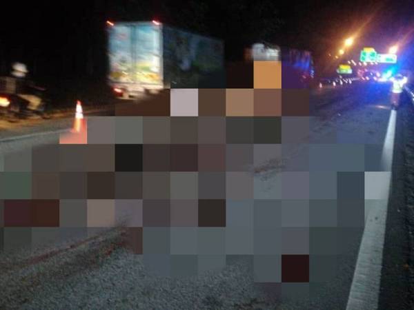 Mayat mangsa dalam keadaan ngeri selepas digilis beberapa kenderaan di KM295.8 Lebuhraya Utara Selatan arah selatan berdekatan Susur Keluar Tol Gopeng, awal pagi tadi. 