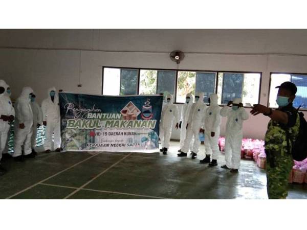 Petugas di Kunak sebelum bergerak untuk menghantar agihan bantuan bakul makanan.