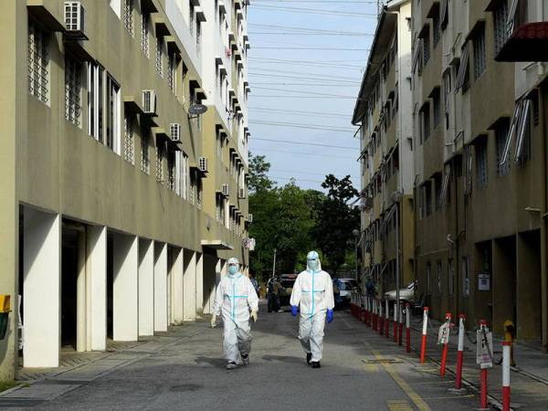 Anggota Jabatan Kebajikan Masyarakat (JKM), Jabatan Pertahanan Awam dan Jabatan Sukarelawan Malaysia yang lengkap memakai pakaian pelindungan diri (PPE) dilihat keluar dari Asrama Tropicana selepas mengagihkan makanan kepada penghuni di Asrama Tropicana ketika tinjauan hari ini.