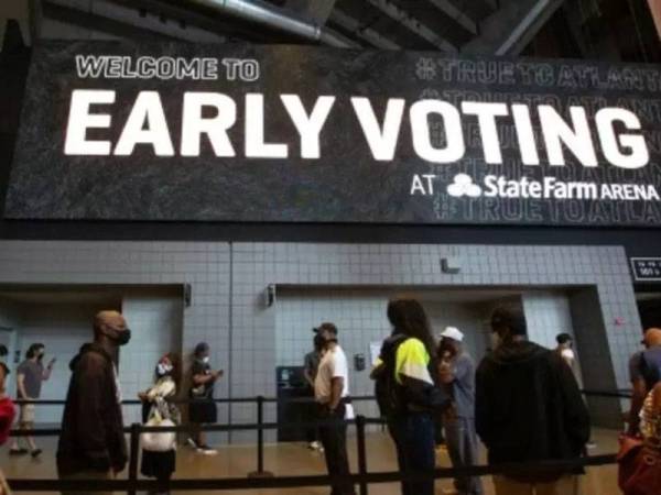 Ramai orang berbaris untuk mengundi awal di Atlanta, Georgia pada hari pertama pengundian pilihan raya Presiden Amerika Syarikat baru-baru ini. - Foto AFP