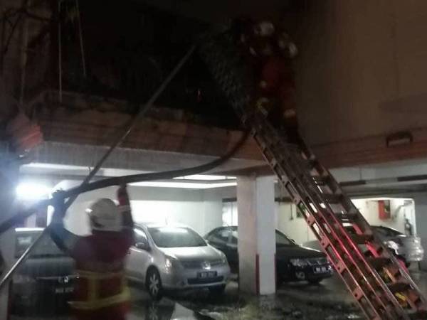Seorang warga emas maut selepas kediamannya di Pangsapuri Taman Sri Manja, Petaling Jaya, terbakar malam tadi.