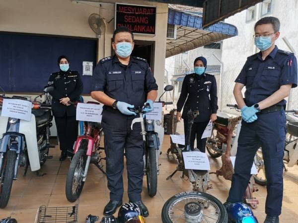 A Asmadi menunjukkan komponen motosikal yang berjaya diperolehi selepas dibuang ke dalam lombong sekitar Ipoh.