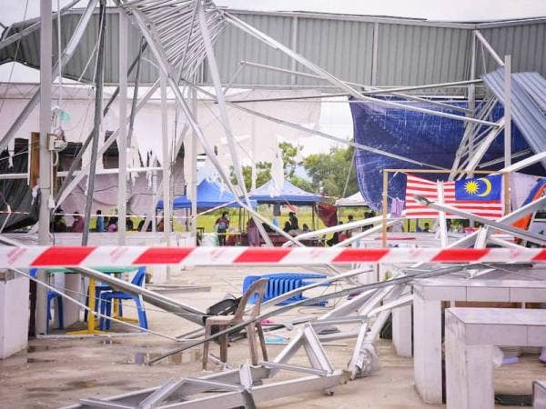 Peniaga terpaksa beroperasi diluar kawasan Pasar Putatan selepas struktur pasar rosak akibat ribut semalam.