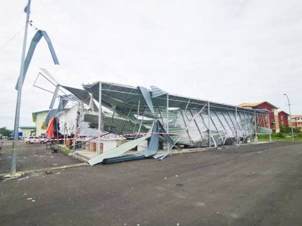 Struktur dan bumbung Pasar Putatan rosak dan hampir runtuh dalam kejadian ribut di Putatan.