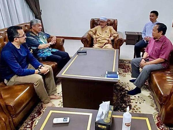 Asyraf Wajdi (kiri) mengiringi pertemuan Ahmad Zahid dan Abdul Hadi yang turut disertai Ahmad Maslan.