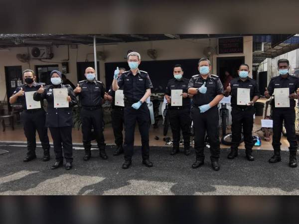 Asmadi (empat dari kanan) bersama tujuh anggota MPV yang menerima sijil penghargaan atas kecekapan mereka menangkap penjenayah.