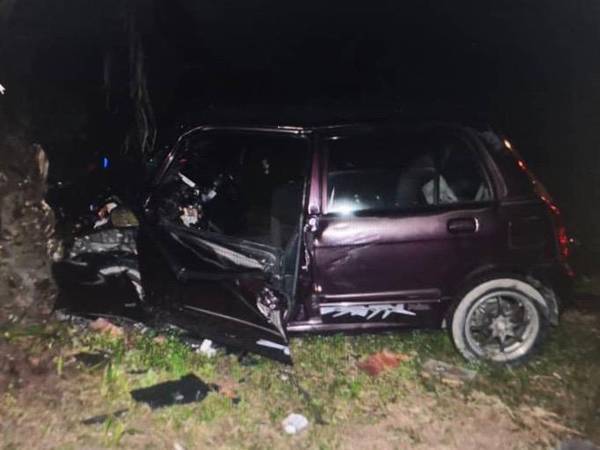 Perodua Kelisa yang dinaiki tiga mangsa remuk dibahagian hadapan akibat melanggar pokok di Batu Gajah, semalam. - Foto PDRM