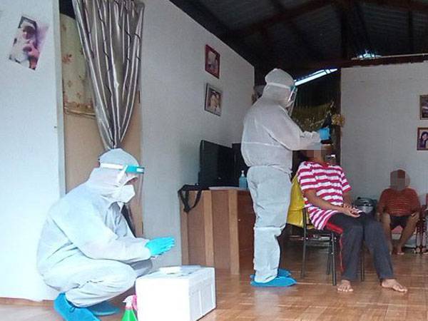 Pasukan KKM membuat saringan di zon merah Kota Kinabalu.