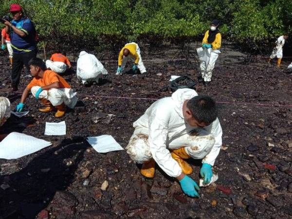 Kerja-kerja pembersihan tumpahan minyak di Pantai Cermin, Batu 10 Port Dickson masih giat dilakukan.