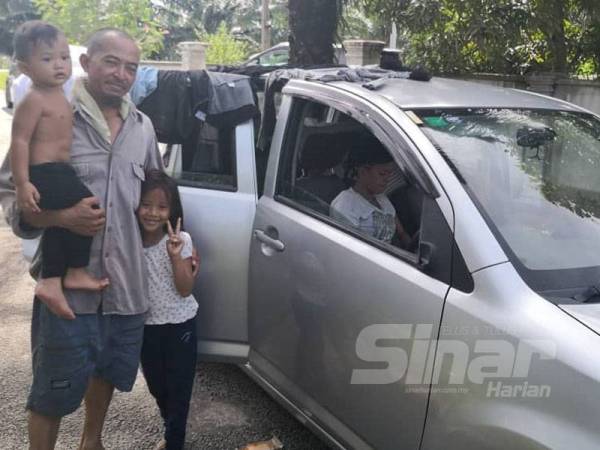 Mohd Helmi bersama isteri dan empat anaknya berteduh dalam kereta akibat fenomena air pasang besar sejak Jumaat lalu.