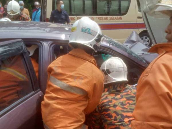 Anggota bomba menjalankan operasi mengeluarkan mangsa yang tersepit di Kampung Klah Baru. - Foto Jabatan Bomba dan Penyelamat