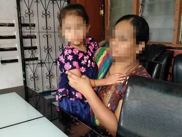 Uma bersama anaknya ketika ditemui di rumah mereka di Taman Kobena, Johor Bharu hari ini.