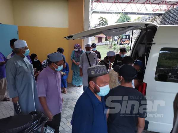 Ahli keluarga membantu mengangkat jenazah Muhammad Ridhwan untuk dibawa ke Kampung Halaman di Teluk Intan.