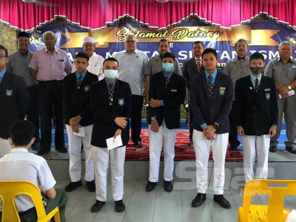 Sebahagian ISMAILIAN yang hadir pada Majlis Penyampaian Zakat kepada pelajar SIC di Kota Bharu mematuhi prosedur operasi standard (SOP) penjarakan fizikal dan memakai pelitup muka bagi mengelak penularan jangkitan Covid-19.