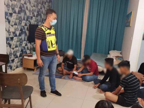 Pihak polis menahan individu yang terlibat dalam parti liar di sebuah rumah di Medini Utara, Iskandar Puteri kelmarin.