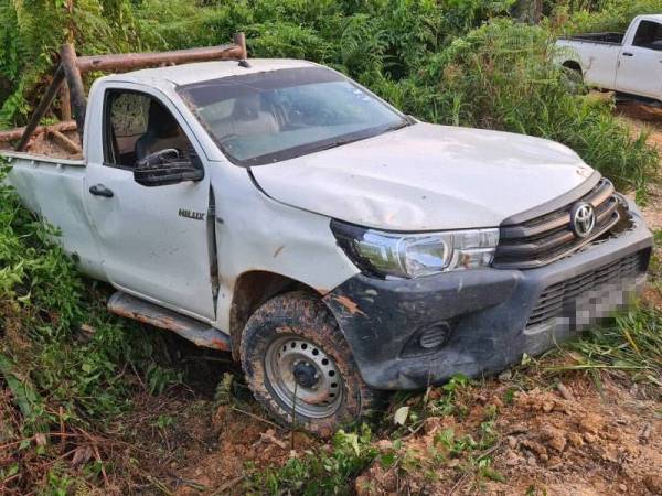 Kenderaan pacuan empat roda yang membawa sekumpulan pekerja terbabit dalam kemalangan di kawasan hutan simpan Lumadan, Beaufort semalam.