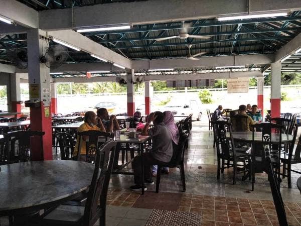 Suasana lengang di Restoran Along Patin Station.